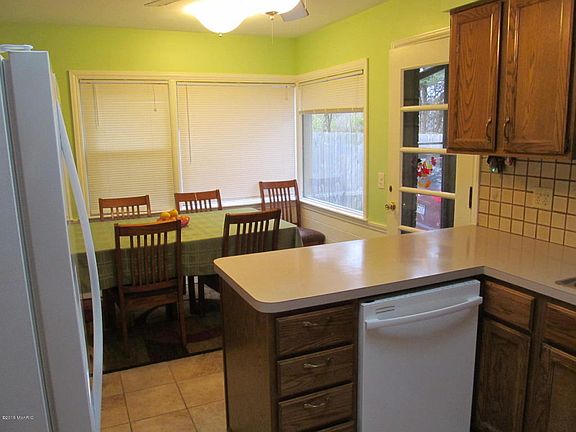 5th image of 1731 Cambridge Dr SE