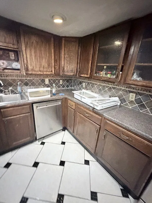 3 bed, 2.0 bath, 1895 sqft, $2,400 — Photo 3