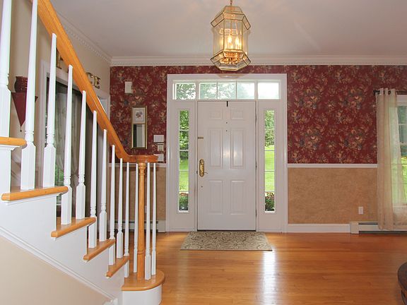 2nd image of 19 Carole Pl