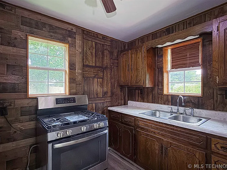 613 W 23rd St — Photo 11