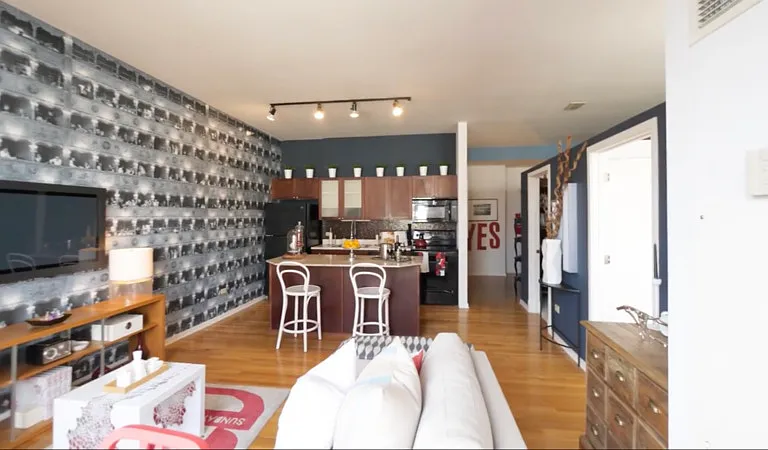 306 S Plymouth Ct — Photo 2