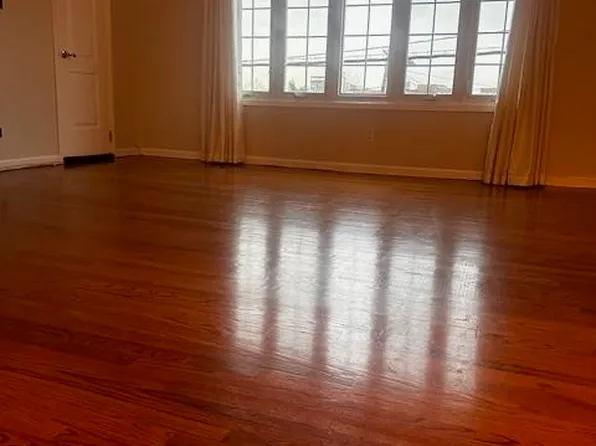 279 Avenue East image 6 of 11