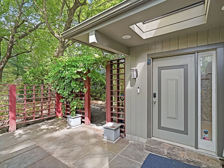 12 Seely Pl — Photo 3