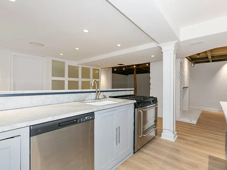 1437 Old Northern Blvd #3 — Photo 4