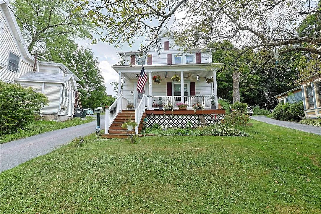 41 Maple Street photo 1