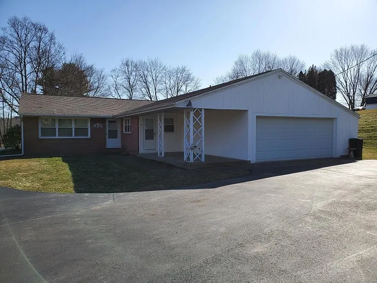 1900 Deerwood Cir SE #B — Photo 2