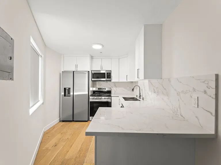 231 E Hyde Park Blvd — Photo 6