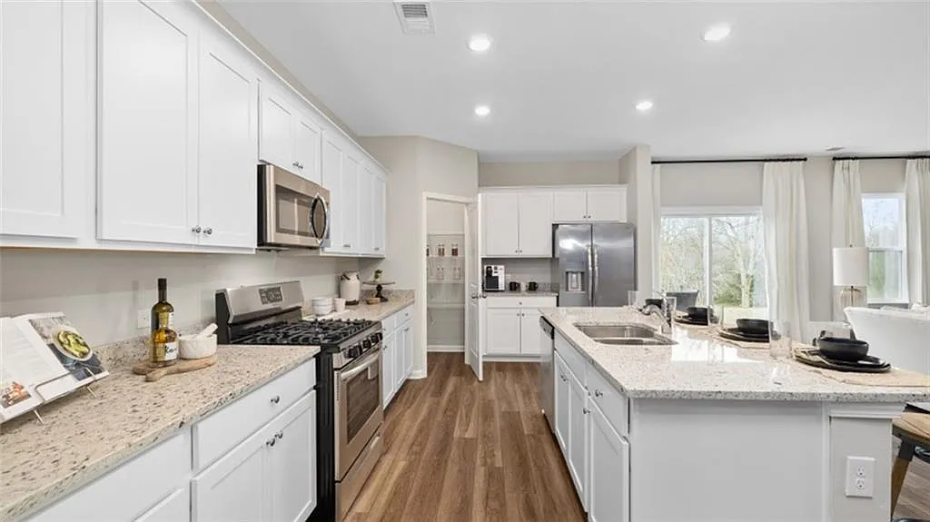 6 bed, 2520 sqft, $2,500 — Photo 3