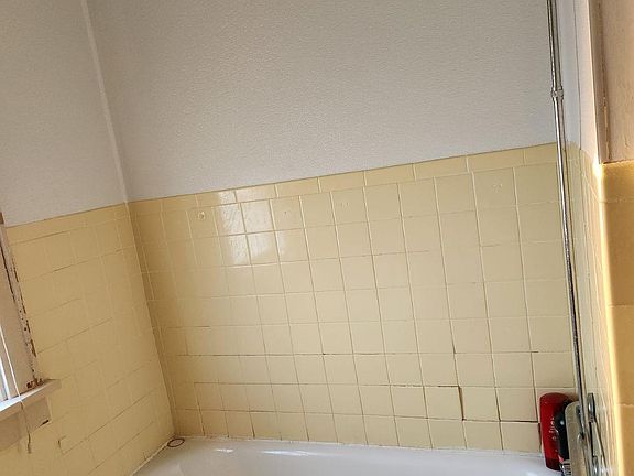 2nd image of 213 W 14th St #2