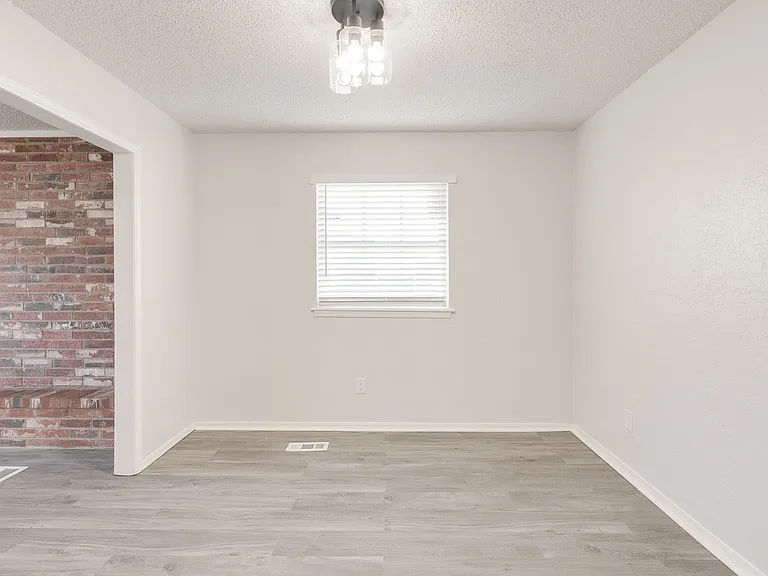 11715 N Francis Ave — Photo 6