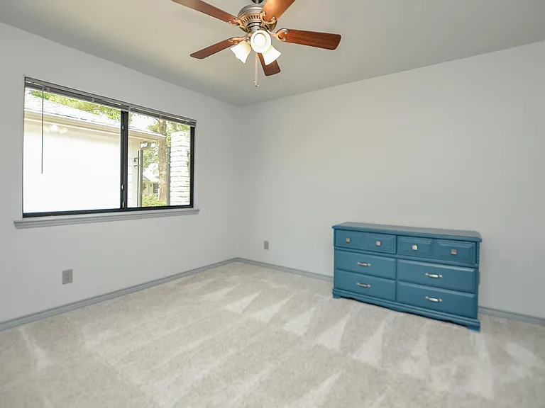 1702 Cherry Bend Dr — Photo 22