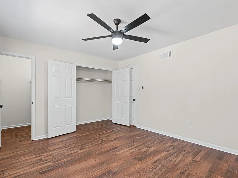 Fairfax Manor Townhomes — Photo 8