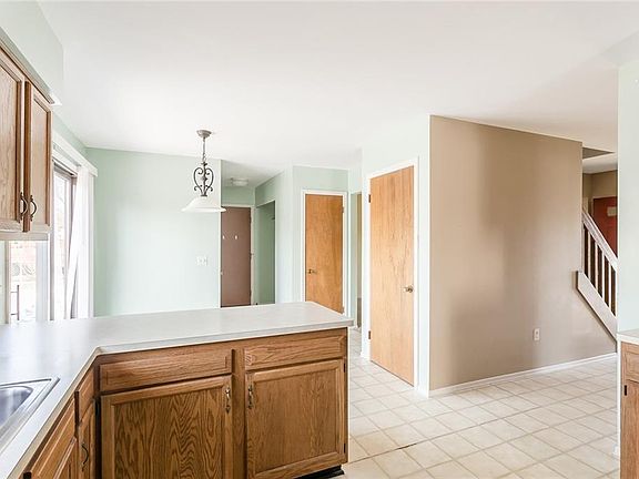 5th image of 54 Chiswick Dr
