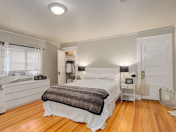 Master Bedroom w/ WALK IN CLOSET - pic #1
