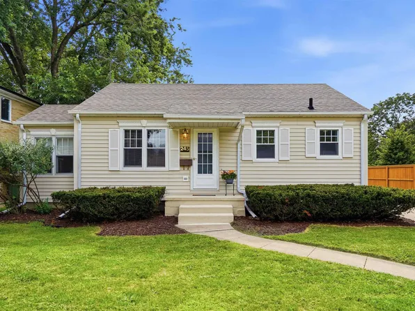 245 Derbyshire Rd, Waterloo, IA 50701