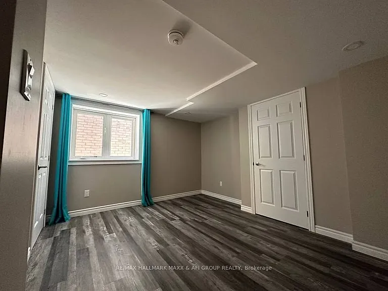 33 Camelot Sq — Photo 7