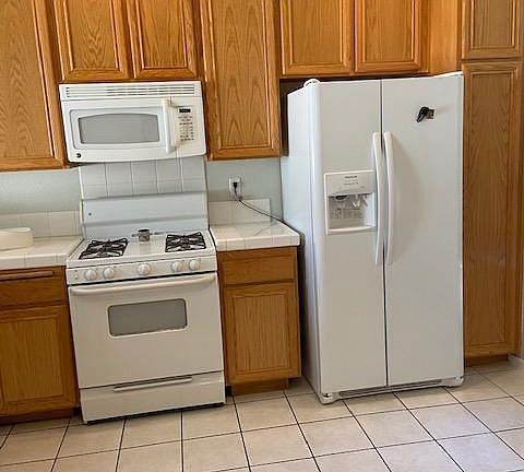 Kitchen has been updated with new cabinets and quartz countertops and wood engineer flooring (this is an old photo ..new picture coming soon)
