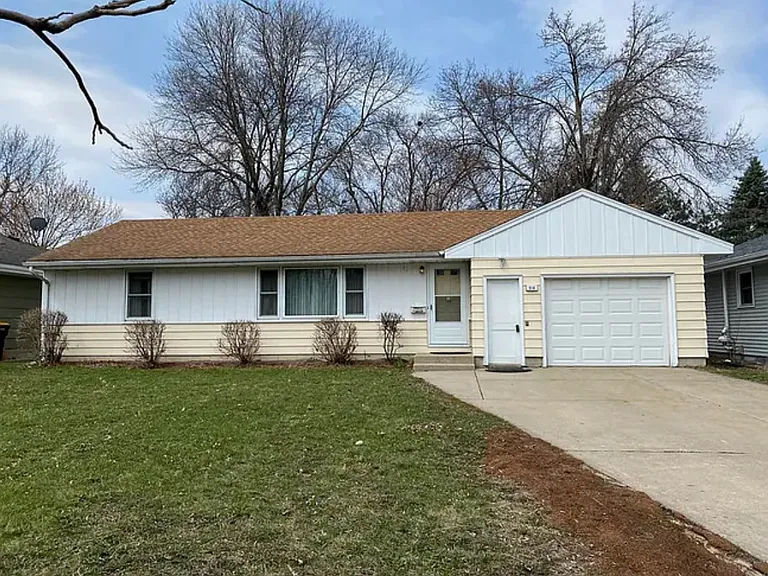 914 Sommerville St S — Photo 1