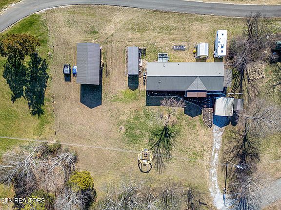 3rd image of 822 Regan Rd