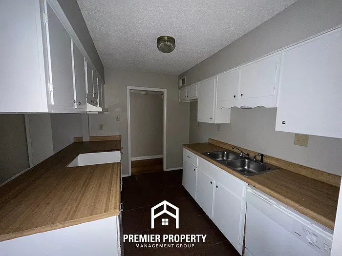 1082 Hooker St — Photo 4