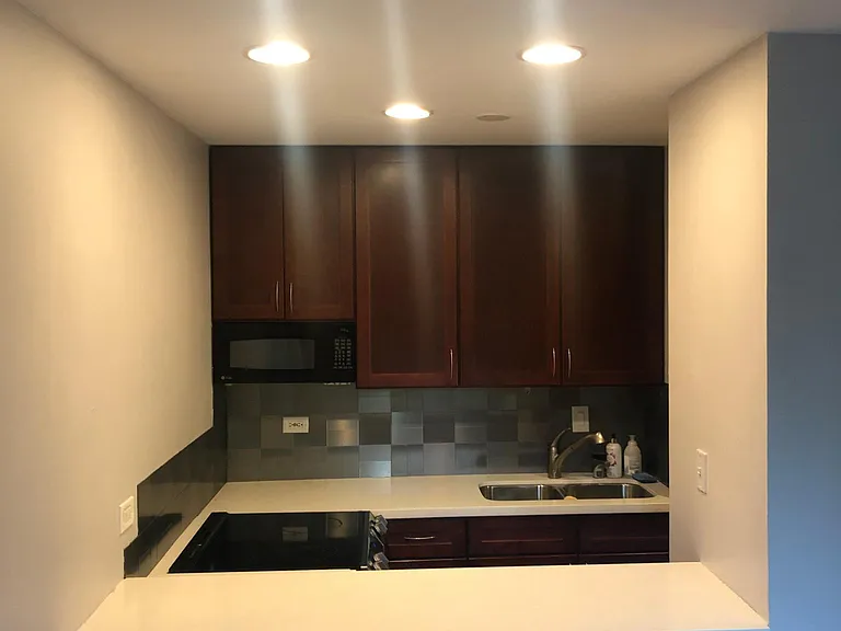 636 W Webster Ave #301 — Photo 8