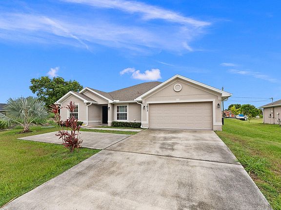 3rd image of 1673 SE Airoso Boulevard