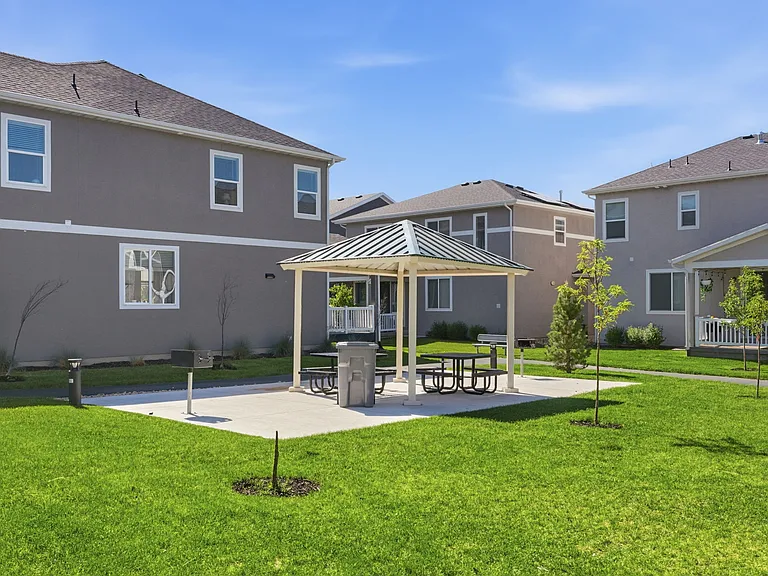 250 N 1630 W — Photo 22