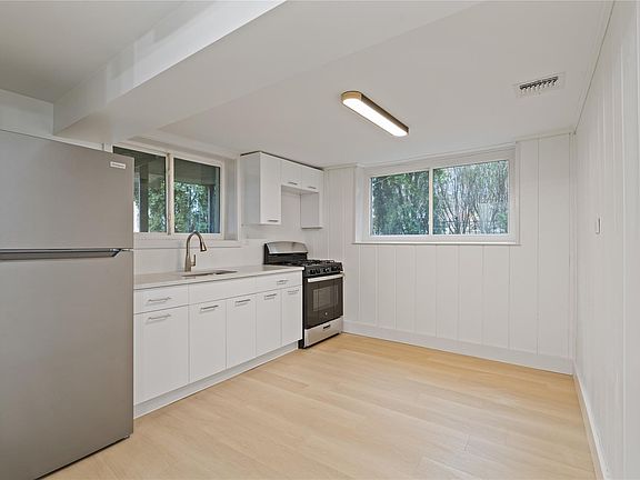 4th image of 1 Elizabeth Pl APT 1B