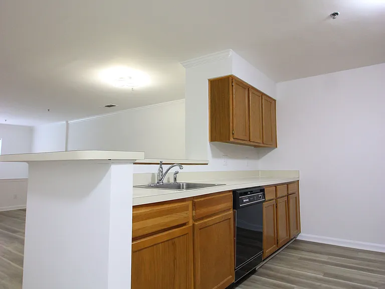 1100 Quaker Hill Dr #127 — Photo 3