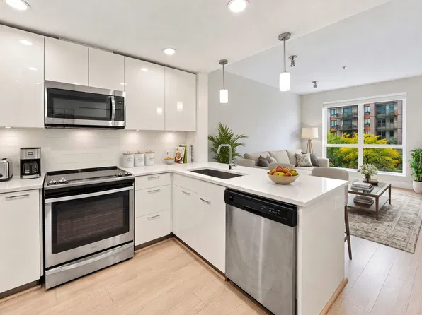 719 W 3rd St #307, North Vancouver, BC V7M 0E7