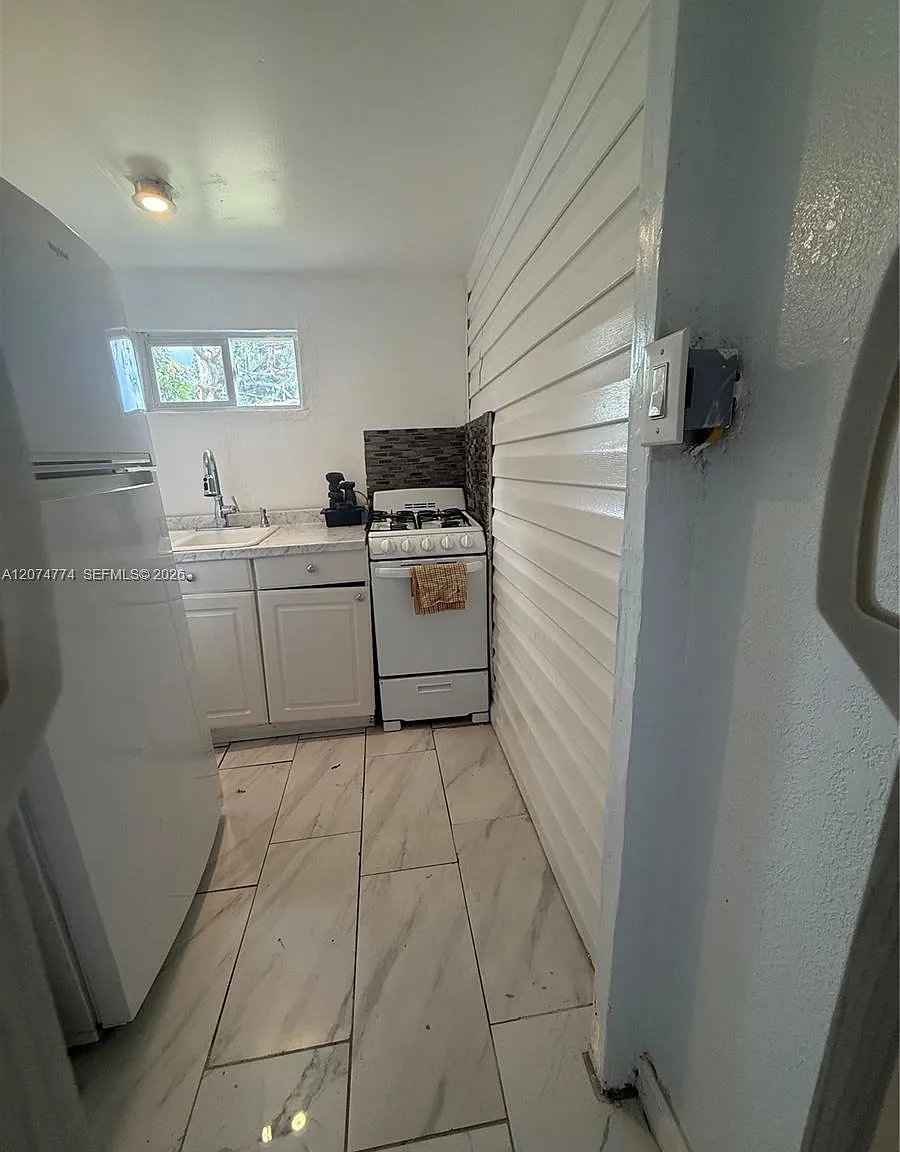 1 bed, 1.0 bath, $1,000 — Photo 2
