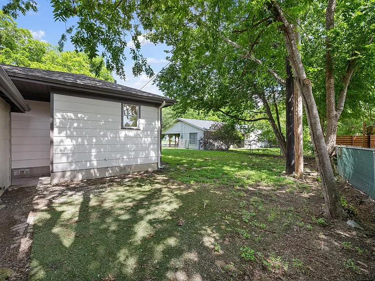 1711 S Main St — Photo 35