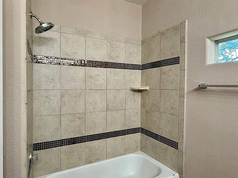 1105 Melbourne St — Photo 9