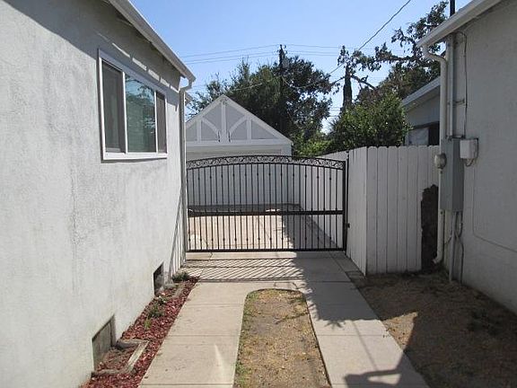 2nd image of 2336 Loma Vista St