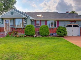 8 Ferndale Dr, Hicksville, NY 11801