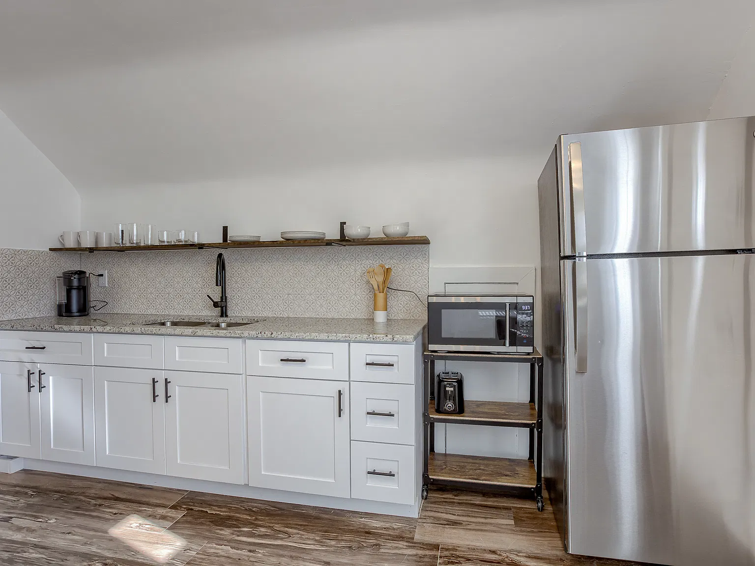3420 Burt St — Photo 4