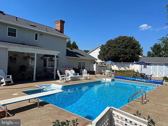 5th image of 1055 Goodview Dr