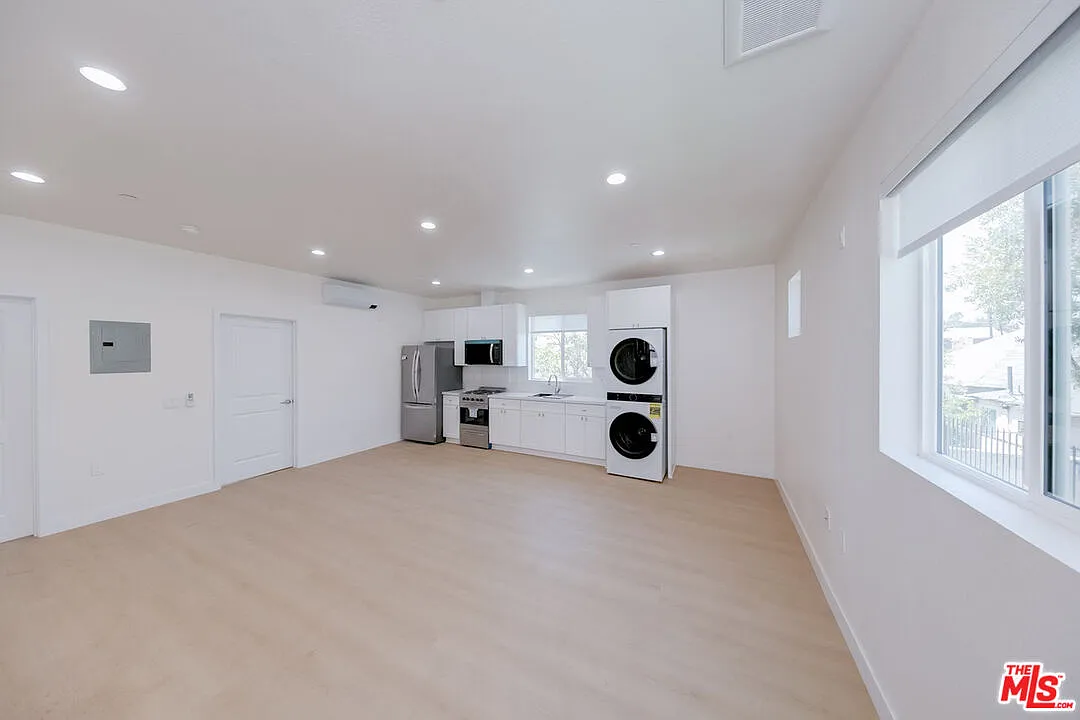 2 bed, 2.0 bath, 762 sqft, $2,300 — Photo 2