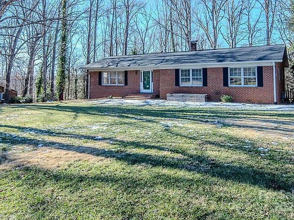 3rd image of 940 Valley Dr