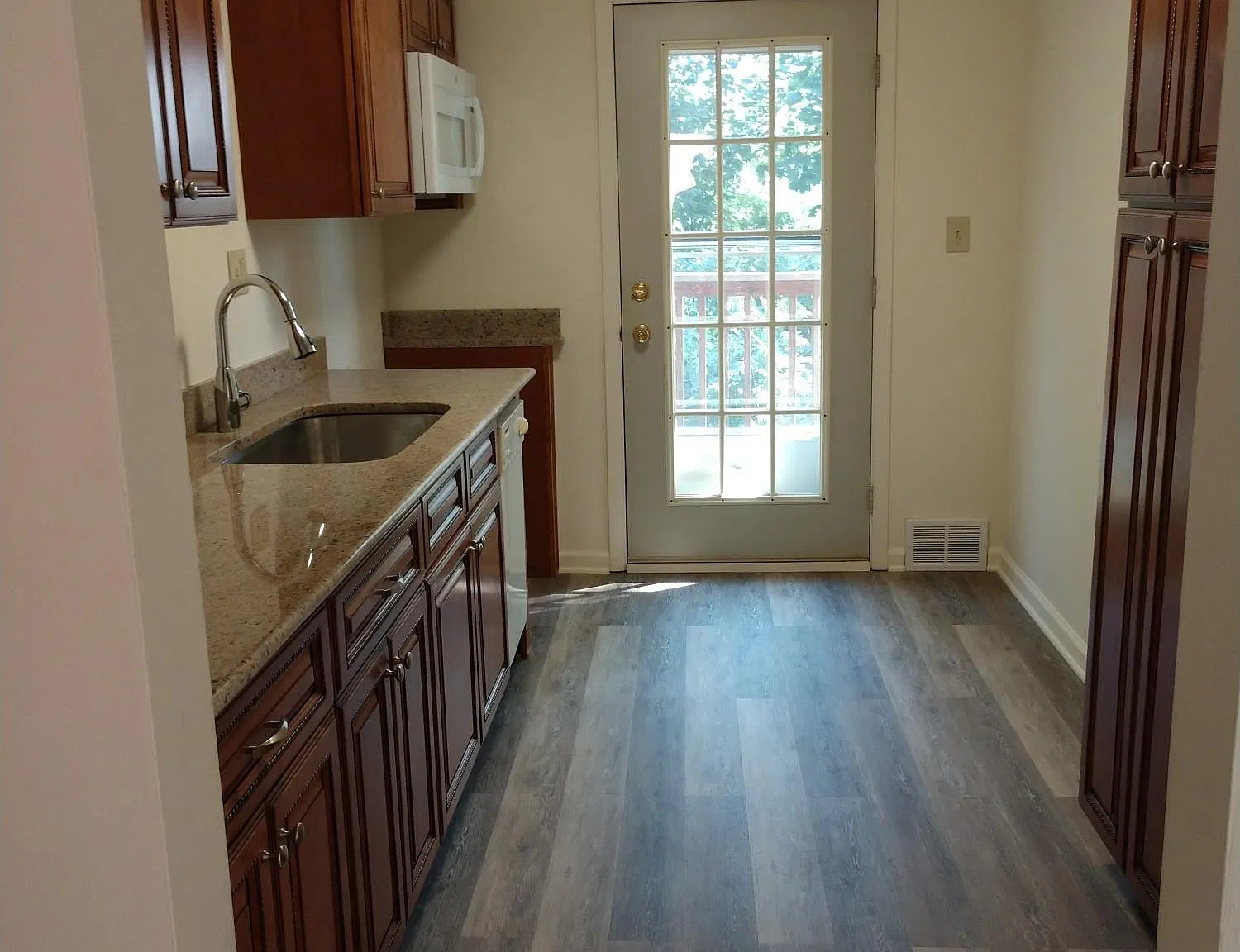 3 bed, 956 sqft, $950 — Photo 1