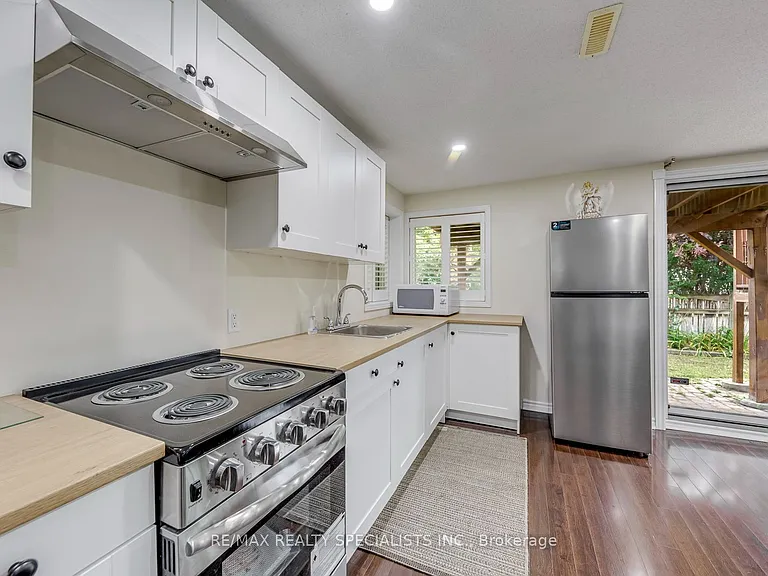 5486 Landsborough Ave — Photo 21