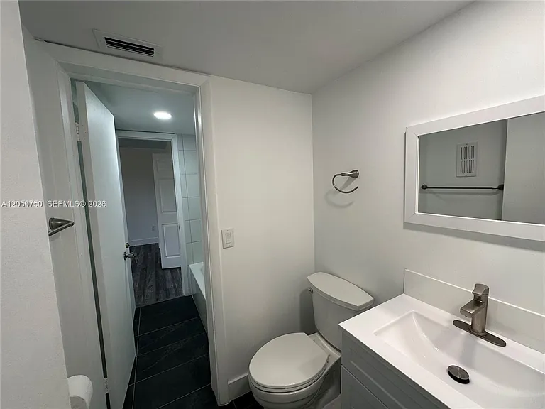 960 N Franklin Ave #960G — Photo 14