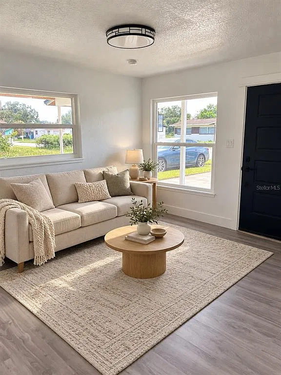 3 bed, 1.0 bath, 814 sqft, $1,950 — Photo 2