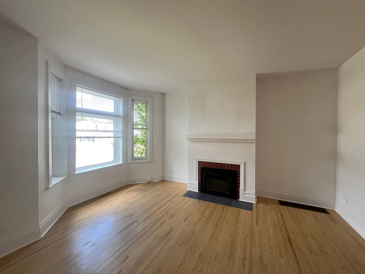 4 Bedroom 1.5 bathroom townhome in Lyndale neighborhood — Photo 2