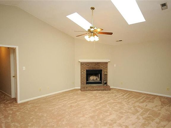 4th image of 3704 Castlewood Dr