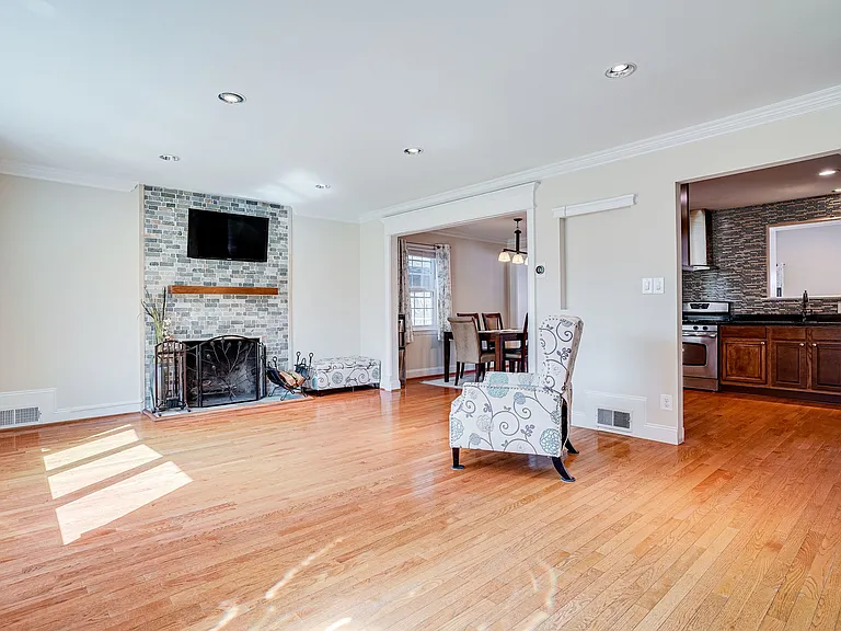 7601 Mendota Pl — Photo 8