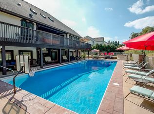 N52W21488 Taylors Woods Dr, Menomonee Falls, WI 53051