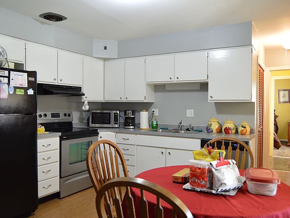 3rd image of 409 Edinborough Dr