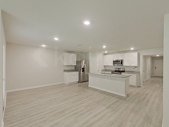 4th image of 385 Monarch Ln
