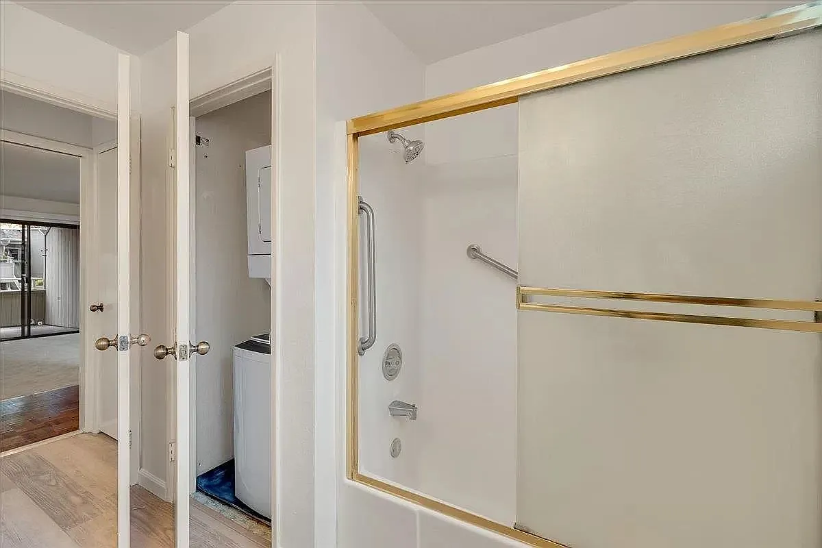 Step into this fashionable 1 bedroom/1 bath condo — Photo 1
